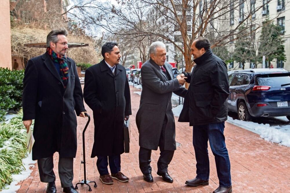 Andrés Manuel López Obrador, dirigente nacional de Morena, saluda en Nueva York a Lázaro Cárdenas Batel (der.), ex gobernador de Michoacán e hijo de quien fuera candidato presidencial y fundador del PRD, Cuauhtémoc Cárdenas (CIRO GUTIÉRREZ)