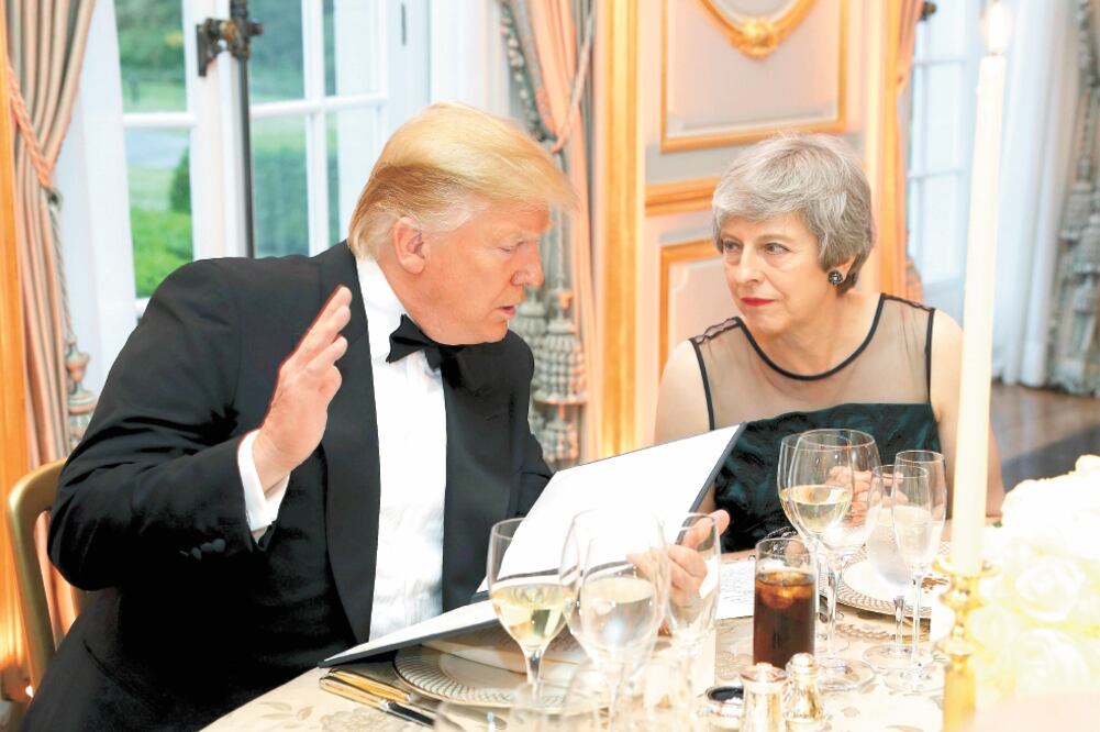Reunión. El presidente estadounidense, Donald Trump, ayer con la premier británica, Theresa May, durante una cena en Winfield House. Foto: CHRIS JACKSON. AP