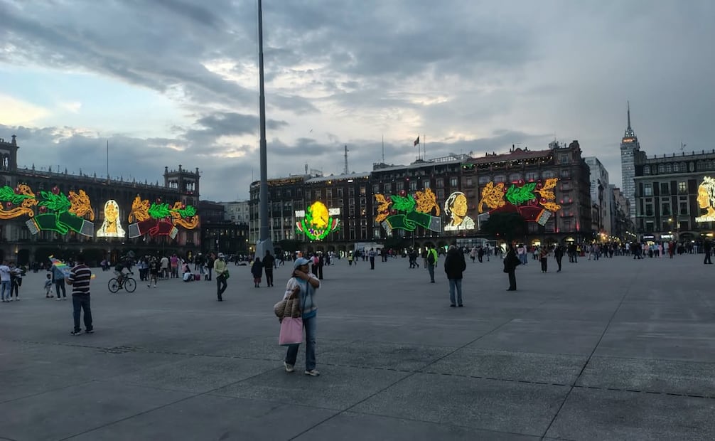 Familias disfrutan alumbrado patrio en el Zócalo. Foto: Arantxa Meave