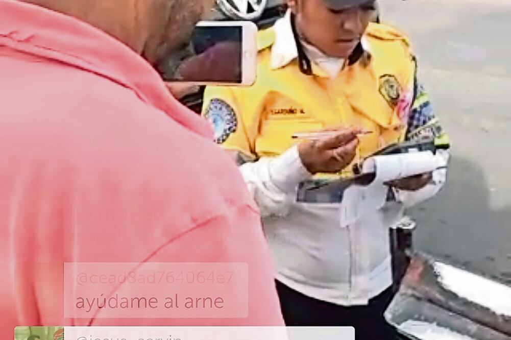 La camioneta de Arne aus den Ruthen fue enganchada por una grúa luego de que la propia delegación lo dejara estacionarse en ese lugar para descargar los enseres que había retirado de la calle (TOMADAS DE PERISCOPE)