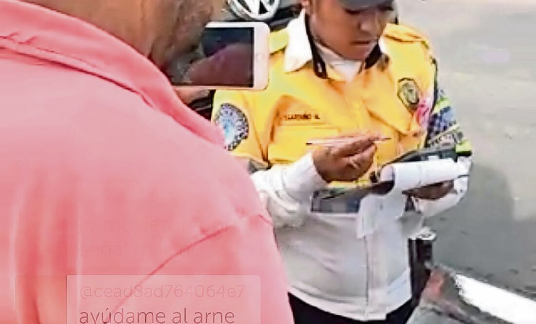 La camioneta de Arne aus den Ruthen fue enganchada por una grúa luego de que la propia delegación lo dejara estacionarse en ese lugar para descargar los enseres que había retirado de la calle (TOMADAS DE PERISCOPE)