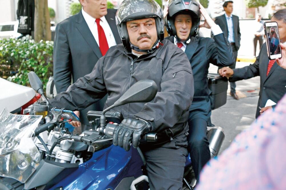 El abanderado de Todos por México, José Antonio Meade, llegó a bordo de una moto a su reunión con el Consejo Coordinador Empresarial, en la que respondió preguntas en materia de economía, seguridad, corrupción y del TLCAN. Foto: CUARTOSCURO
