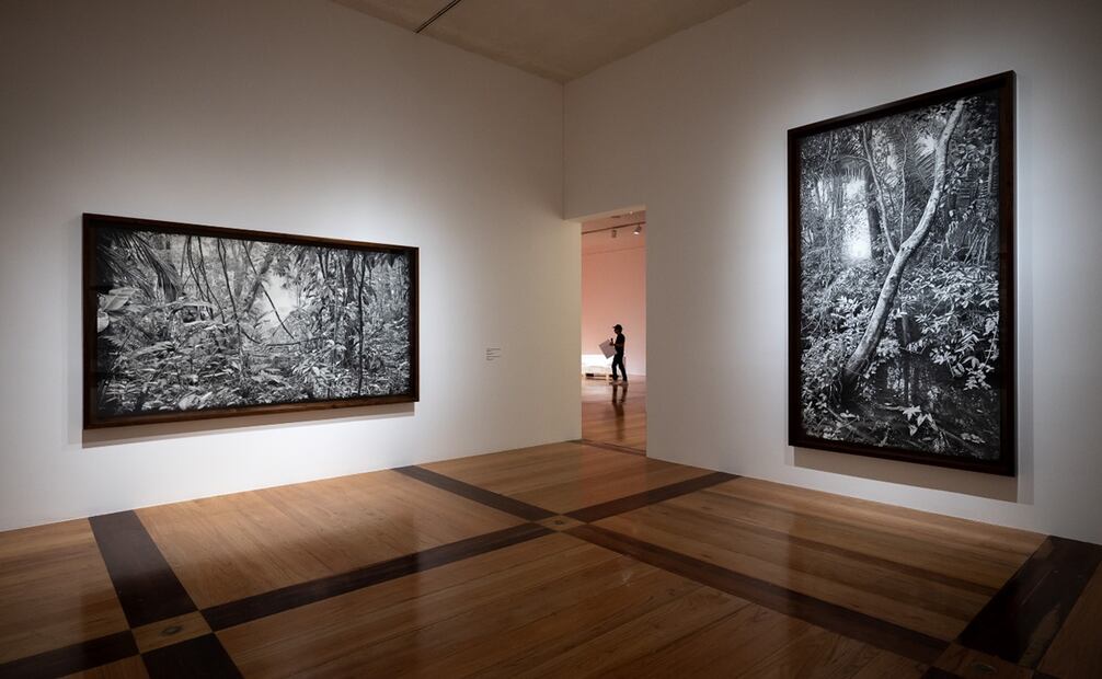 Una persona recorre la exposición "Proscenios Literarios" del artista mexicano Jorge Méndez Blake. Foto: EFE/ Miguel Sierra.