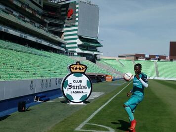 Jefferson Cuero es presentado con Santos