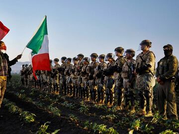 En estado crítico, mexicano que resultó herido en redada migratoria en granja de California; "su corazón aún late", dice la familia