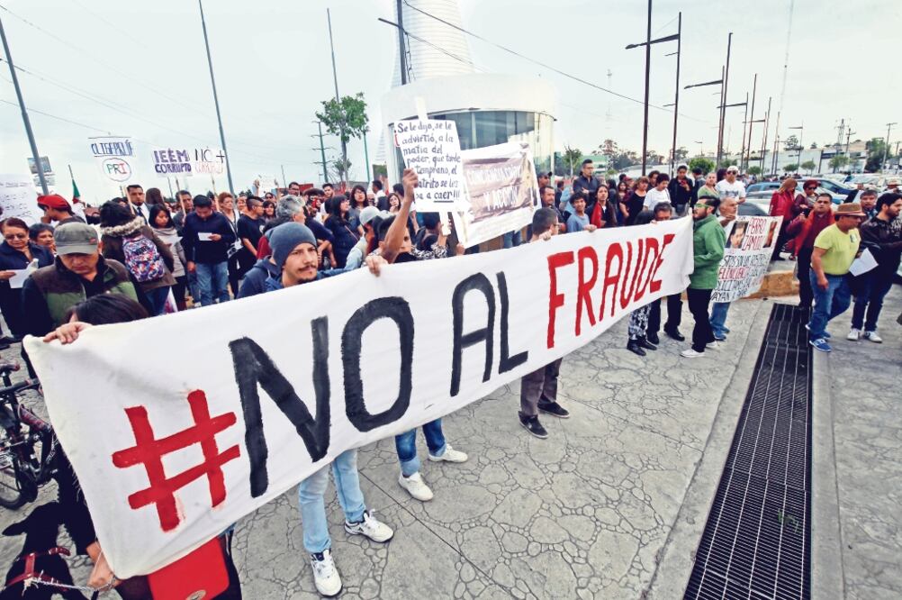 Más de 500 personas marcharon ayer del Museo Torres Bicentenario, en Toluca, a las instalaciones del Instituto Electoral del Estado de México (JORGE ALVARADO. EL UNIVERSAL)
