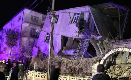 Aumentan a 18 las víctimas tras sismo magnitud 6.8 en Turquia 
