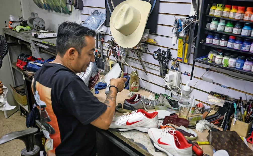 No sólo repara calzado; tunea tenis. Foto: Luis Camacho