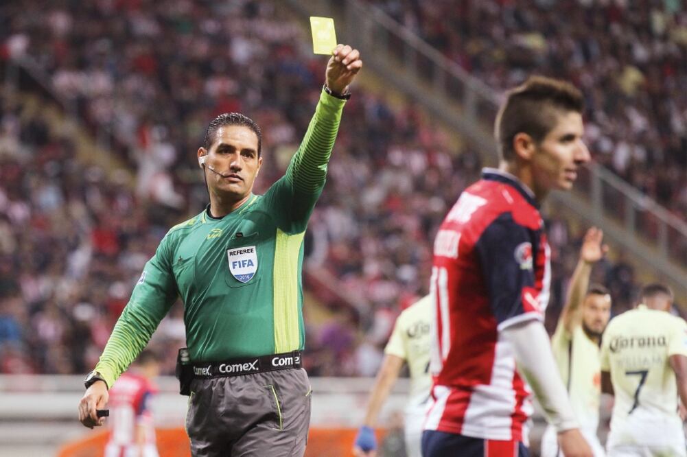 Los árbitros se han vuelto más rígidos al sancionar las faltas. (ARCHIVO. EL UNIVERSAL)
