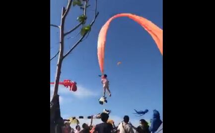 Niña vuela por los aires. El video viral de una exposición de cometas 