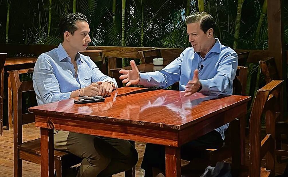 El periodista Mario Maldonado durante una de las entrevistas con el expresidente Enrique Peña Nieto. Foto: Especial