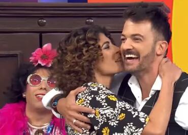 Fernando del Solar recibe beso de su novia en "Hoy"