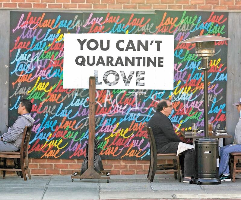 Mural afuera de un restaurante en Santa Mónica, California. Foto: AP