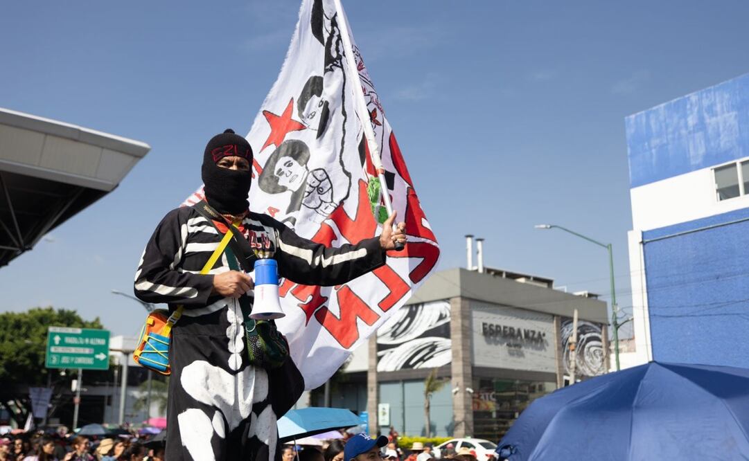Comienza marcha de la CNTE desde metro Chabacano, con dirección a las oficinas de la Secretaría de Educación Pública (SEP). Foto: Hugo Salvador / EL UNIVERSAL