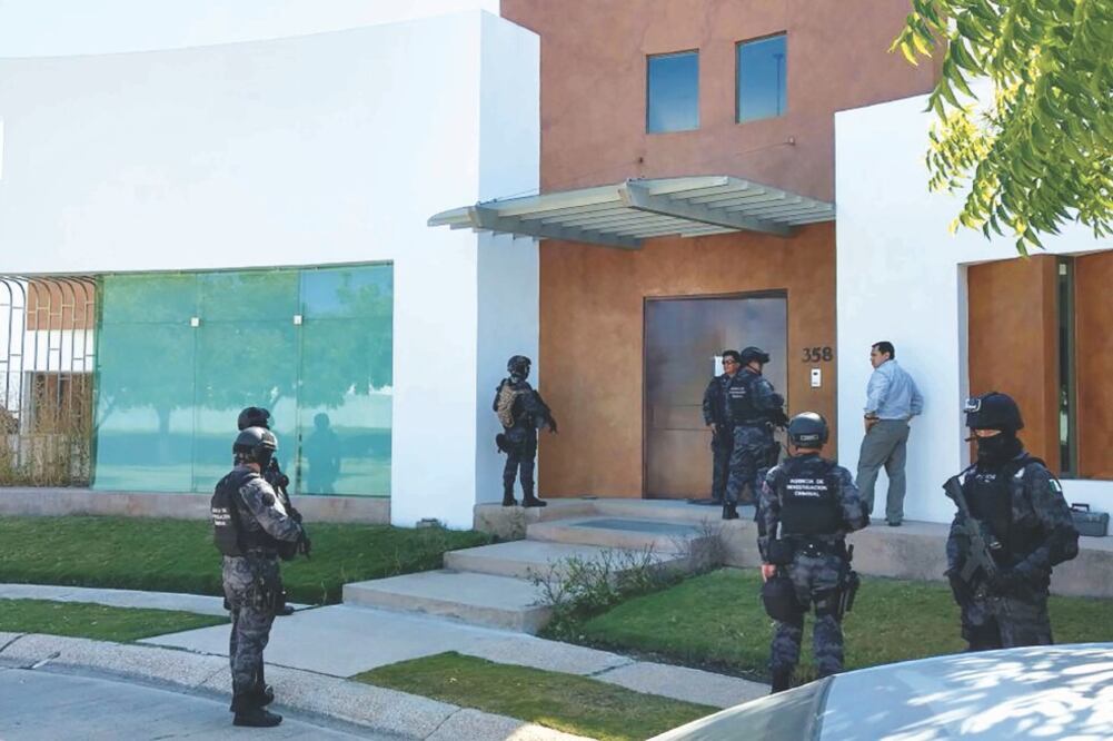 Al inmueble, ubicado en una zona residencial al surponiente de la ciudad, ingresaron elementos de la Policía Ministerial y del Grupo de Operaciones Especiales, acompañados de peritos y el Ministerio Público de la Federación (PGR)
