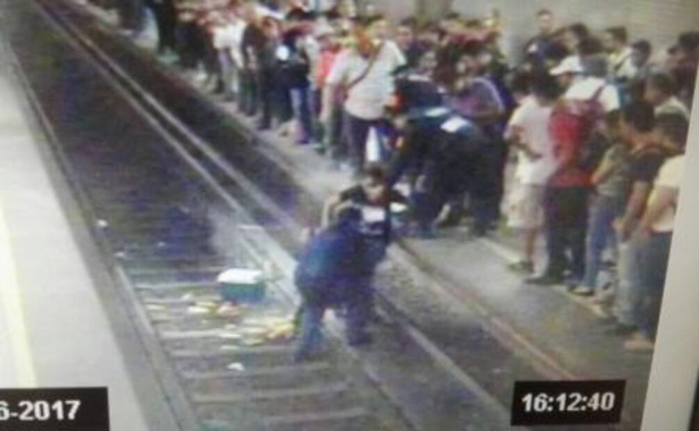 Vagonero cae a vías del Metro y causa cortocircuito