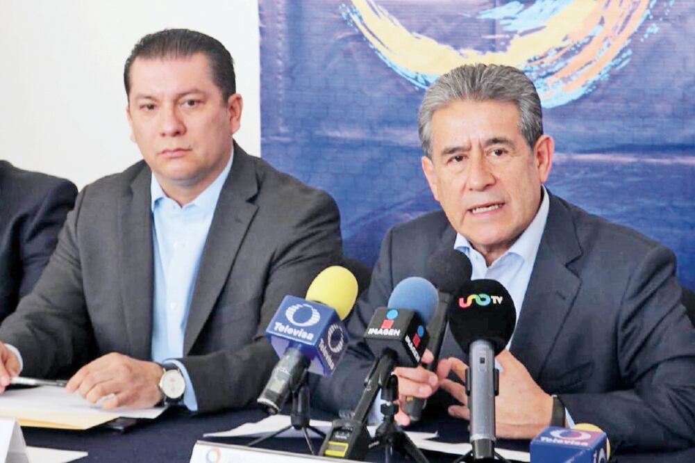 El secretario de Gobierno, Diódoro Carrasco (der.), descartó que el móvil del plagio de Ángel Morales sea por su aspiración de convertirse en alcalde. Foto: OMAR CONTRERAS. EL UNIVERSAL