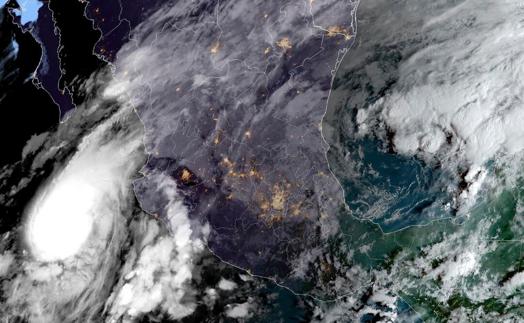 Esta imagen de satélite proporcionada por NOAA a las 8 a.m. E.T del martes 10 de octubre de 2023 muestra el huracán Lidia en el Océano Pacífico acercándose a Puerto Vallarta, México. (NOAA, vía AP)
