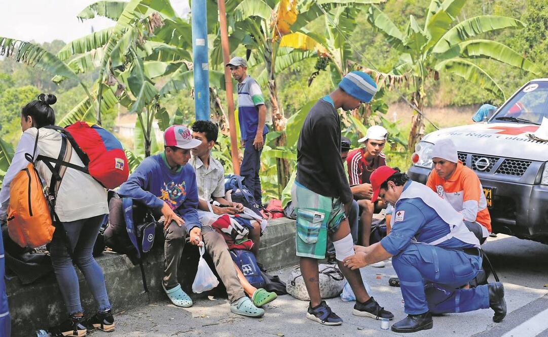 Voluntarios de la Cruz Roja seccional Santander asisten a inmigrantes venezolanos que vienen caminando. Foto: El tiempo de Colombia/GDA