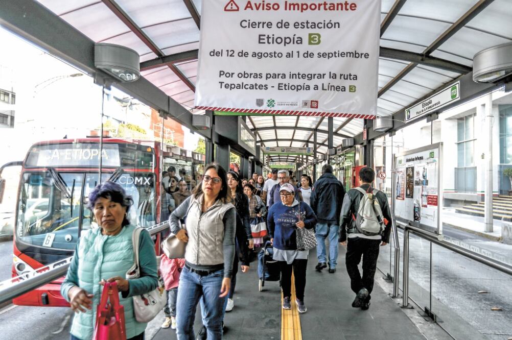 Los trabajos serán para acondicionar la vialidad para mejorar el paso de unidades de la ruta Tepalcates-Etiopía a esa terminal de la Línea 3. Foto: GERMÁN ESPINOSA. EL UNIVERSAL