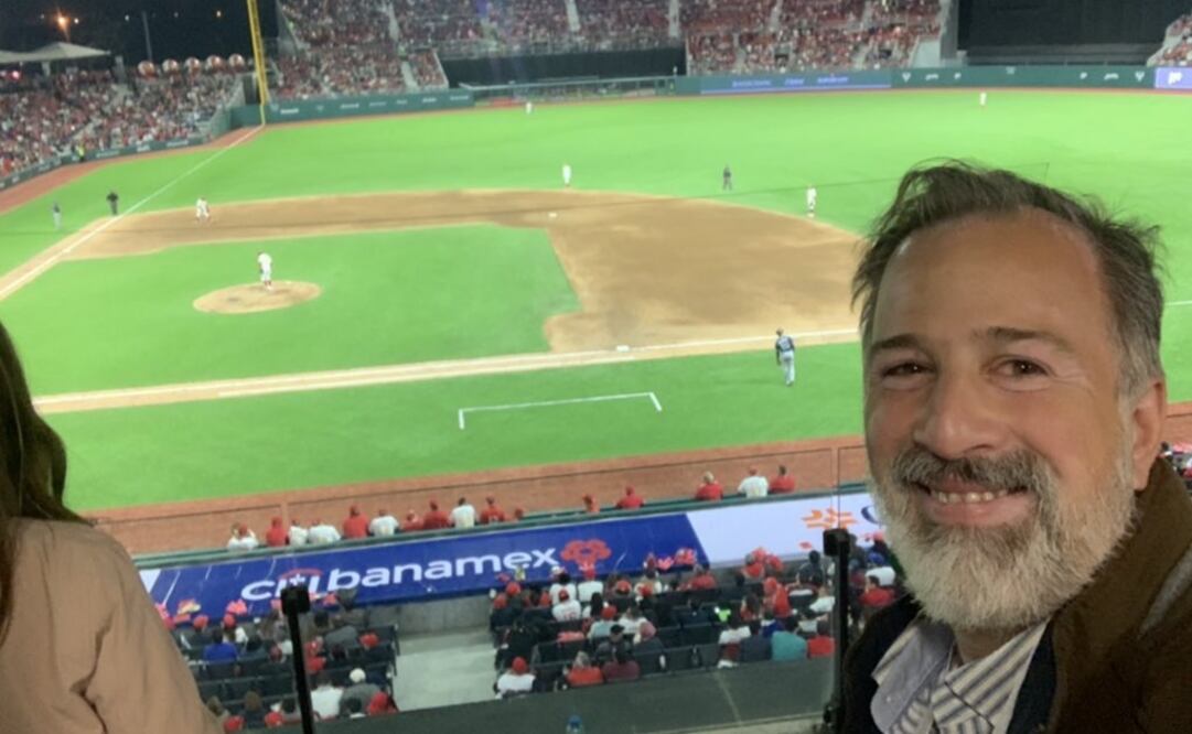 Meade compartió una fotografía en Twitter donde se le ve disfrutando del partido inaugural entre Diablos Rojos y San Diego Padres (Tomada de Twitter @JoseAMeadeK)