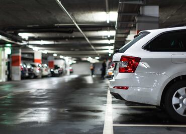 Mujer roba un auto por accidente en un centro comercial