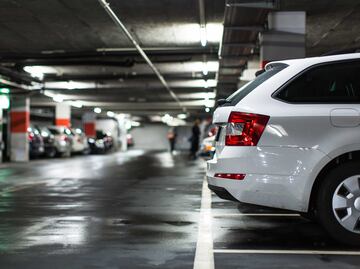 Mujer roba un auto por accidente en un centro comercial