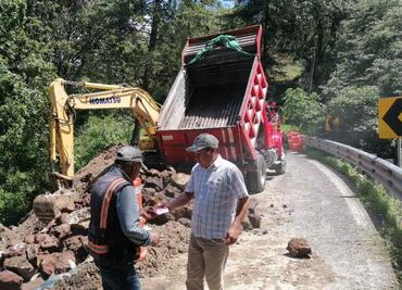 Sedena repara socavón en carretera Toluca-Ciudad Altamirano; la vialidad se mantiene cerrada