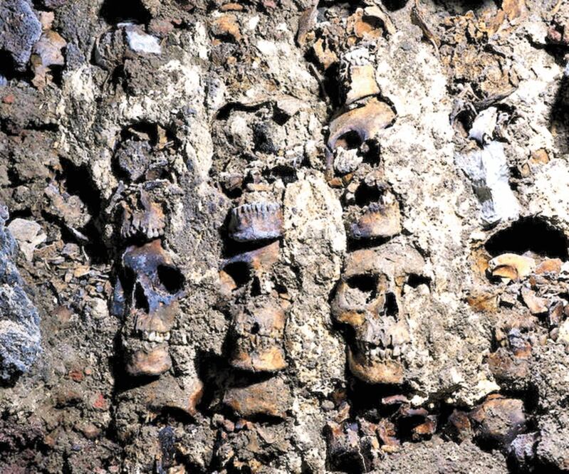 Investigadores del Programa de Arqueología Urbana del INAH localizaron el muro circular. Fotos: CORTESÍA INAH