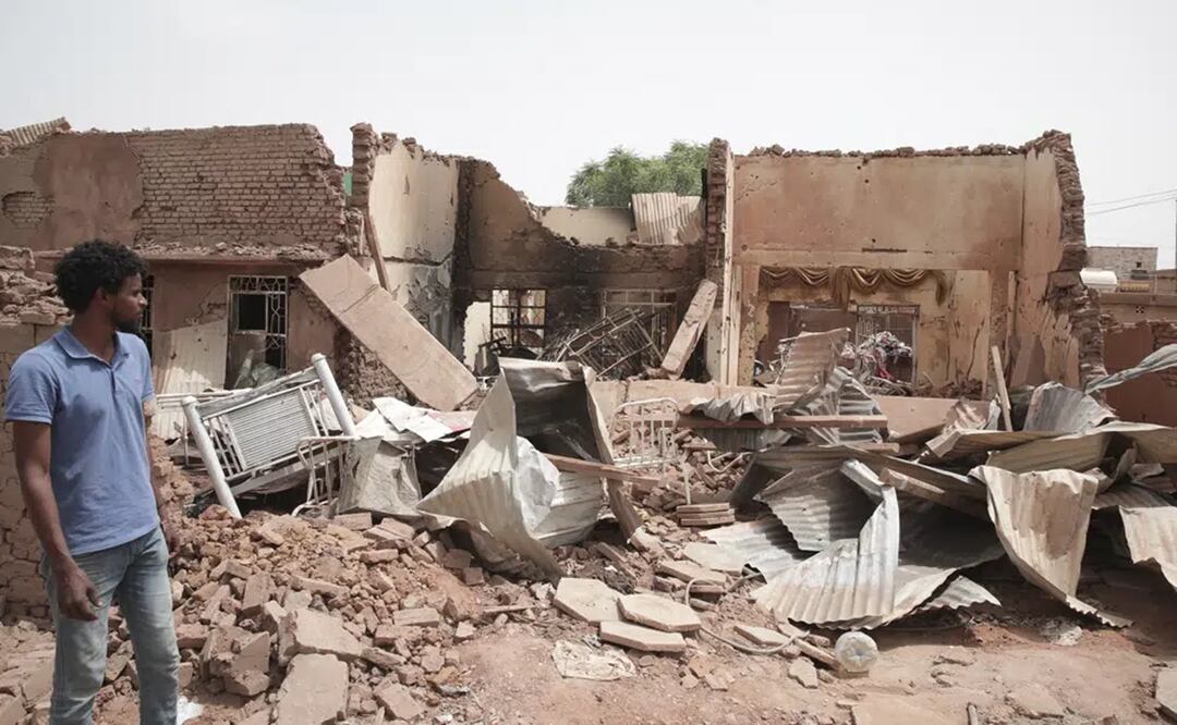 Un hombre camina frente a una casa golpeada en combates recientes en Jartum, Sudán. Foto: AP