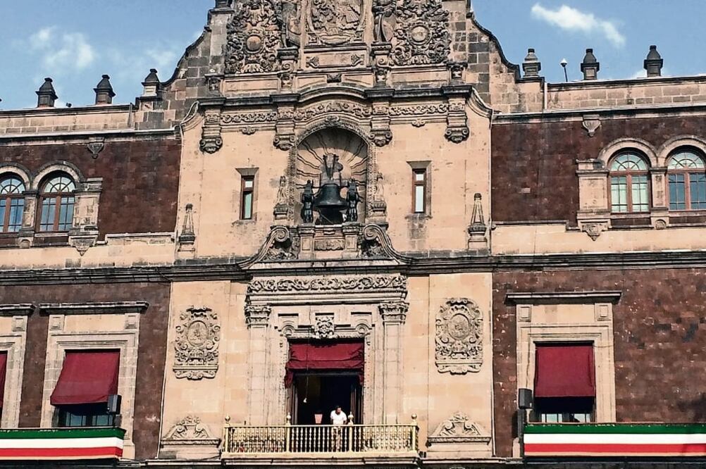 Trabajadores afinan los detalles y colocan el atril en el balcón central de Palacio Nacional donde hoy el presidente Enrique Peña Nieto dará el tradicional Grito de Independencia (JORGE RAMOS. EL UNIVERSAL)