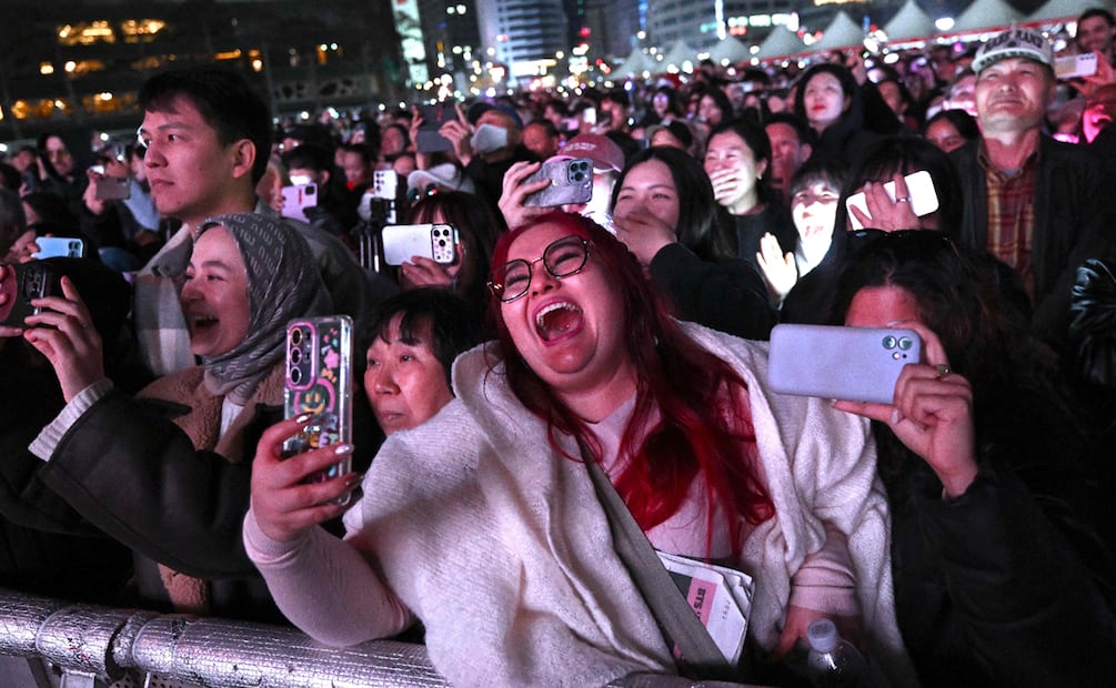 Los fans de BTS reaccionan mientras ven el concierto de regreso del grupo de K-pop BTS en una pantalla en el recinto de Seúl.
Foto de Jung Yeon-je / AFP