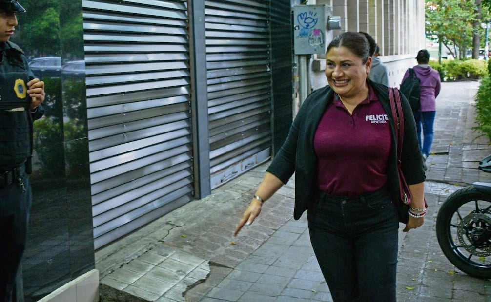 La diputada Felicita Pompa Robles, al igual que otros legisladores, acudió a la sede del partido. Foto: Santiago Cadena / EL UNIVERSAL