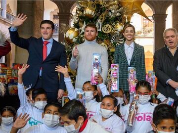 Canelo Álvarez dona más de 5 mil juguetes a niños de Nuevo León