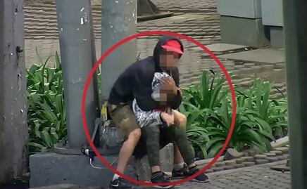 VIDEO: Captan a asaltante sometiendo a joven para robarle su celular en inmediaciones del Metro Cuauhtémoc 