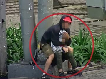 VIDEO: Captan a asaltante sometiendo a joven para robarle su celular en inmediaciones del Metro Cuauhtémoc