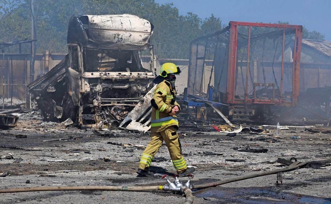 Un bombero recorre la zona donde impactaron los misiles lanzados por Rusia cerca de Odesa, en el sur de Ucrania. Foto: EFE