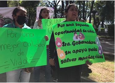 Pacientes con insuficiencia renal en Tlaxcala realizan protesta; piden reactivar programa de trasplantes en hospital IMSS-Bienestar