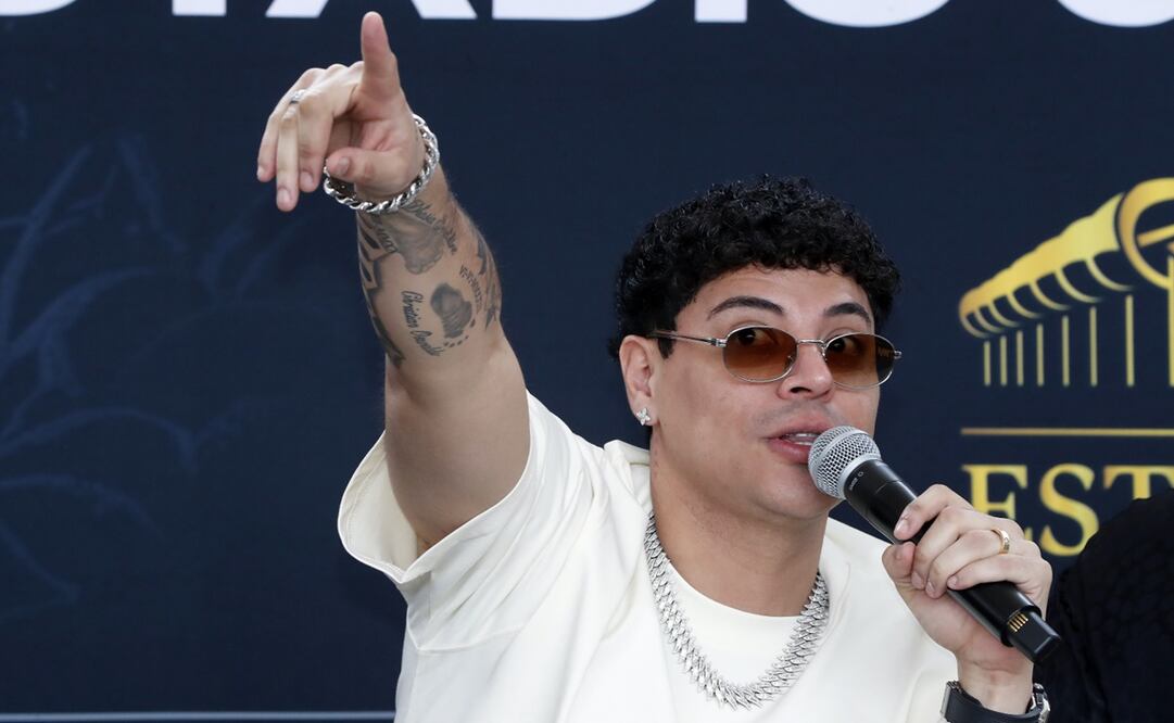 El vocalista del grupo musical Firme, Eduin Cazares, destacó su apoyo a la presidenta de México, Claudia Sheinbaum, para promover la música sin violencia y mostraron su distancia respecto a los polémicos corridos. Foto: EFE/ Mario Guzmán.