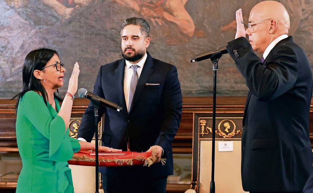 Delcy Rodríguez juró como mandataria “encargada” ante su hermano, Jorge, presidente de la Asamblea Nacional, en Caracas. Foto: AFP