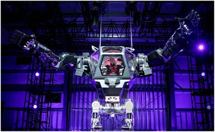 Jeff Bezos pilotea robot gigante tipo Metal Gear