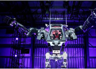 Jeff Bezos pilotea robot gigante tipo Metal Gear