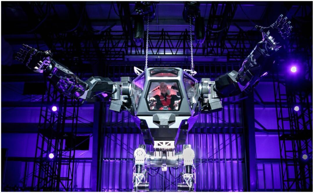 "Acabo de pilotar un robot impresionante (y enorme) gracias a Hankook Mirae Technology. ¡Excelente!", escribió Bezos en su cuenta de Twitter