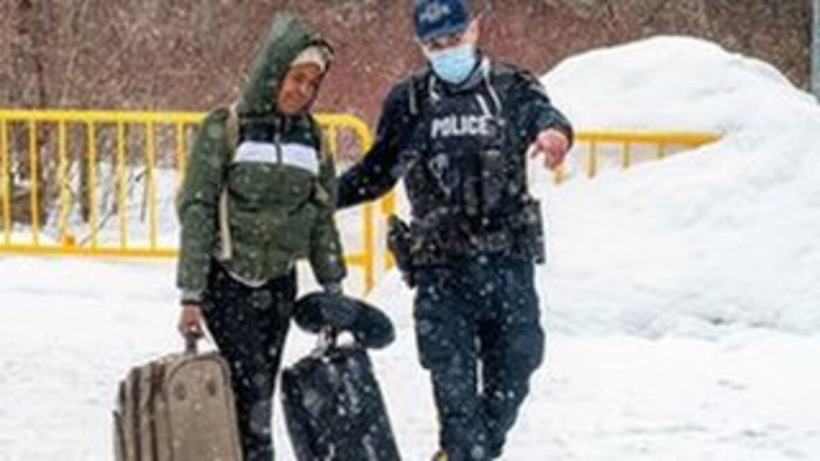 “Te arrestan, pero te ayudan a cargar las maletas”: cómo Canadá acoge a los refugiados y en qué se diferencia de lo que pasa en EU