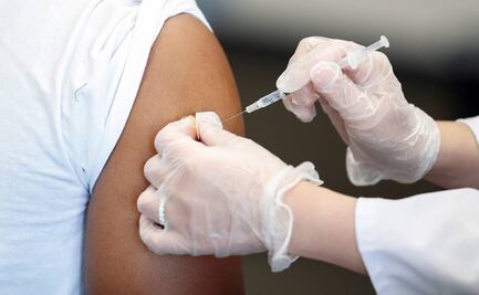 Expertos de EU rechazan tercera dosis de vacuna Pfizer; aprueban refuerzo en mayores de 65 años