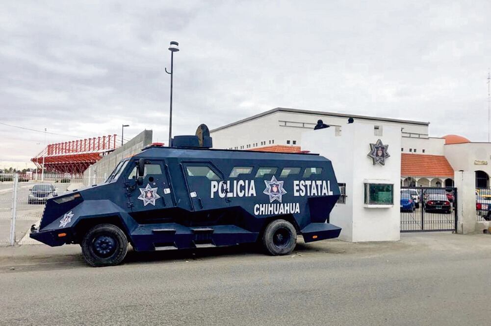 Elementos policiales apostaron un vehículo tipo tanqueta en el exterior de las instalaciones de la CES, para evitar un ataque a las mismas, como el ocurrido el pasado fin de semana. (CORTESÍA)