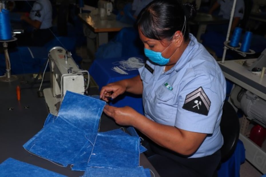 Elabora Semar cubrebocas, trajes y batas ante fase 3 de coronavirus