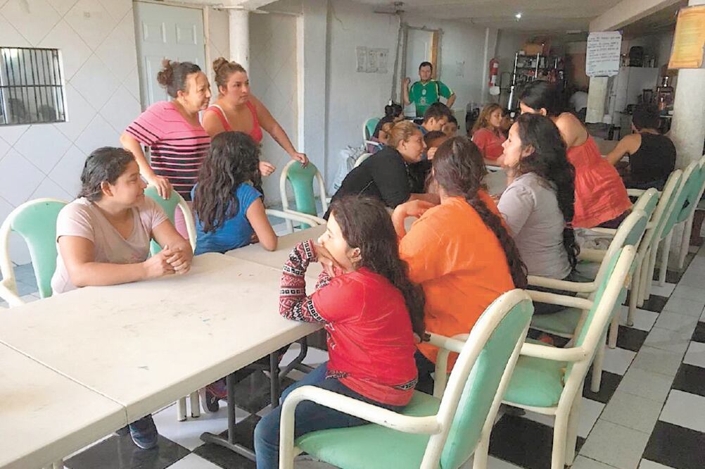 Un refugio para migrantes en Tijuana donde vive la salvadoreña Milagros con su hijo nacido en México: Alexander. Foto/GABRIELA MARTÍNEZ. EL UNIVERSAL