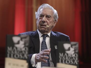 El Nobel debe ser para escritores y no para cantantes: Mario Vargas Llosa