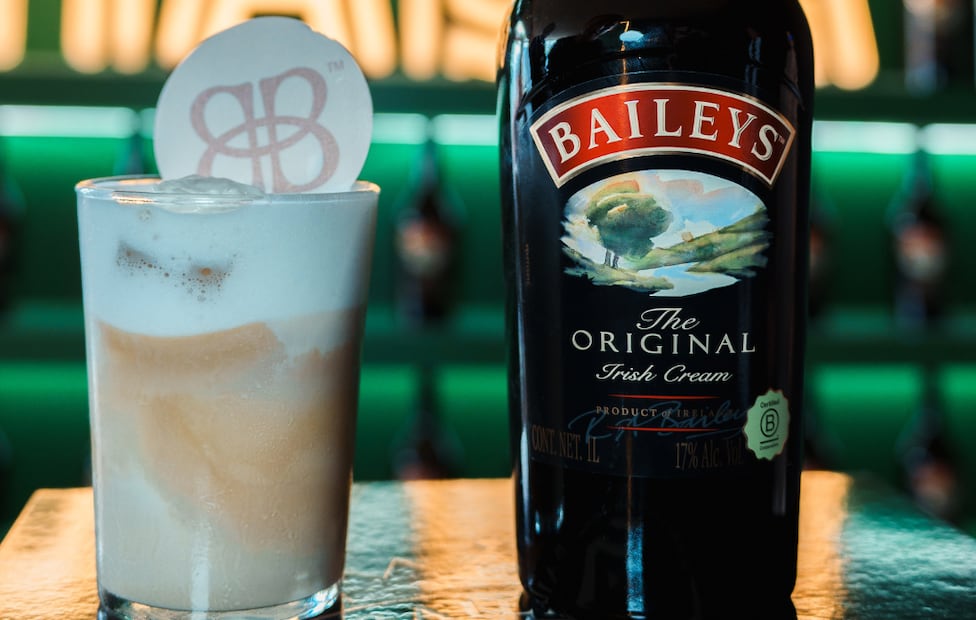 Preparar un café helado con crema de whisky te permite experimentar con la coctelería ligera y consentir a tus invitados con texturas cremosas. Fuente: cortesía Baileys.